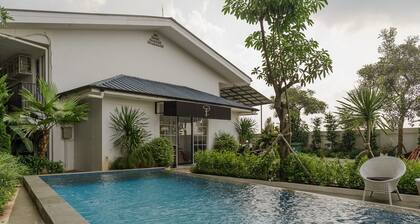 RedDoorz Plus near Exit Toll Puncak 2