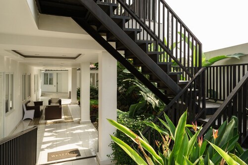 RedDoorz Plus near Exit Toll Puncak 2