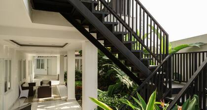 RedDoorz Plus near Exit Toll Puncak 2