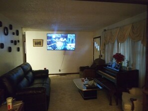 TV, fireplace
