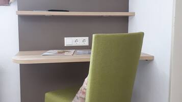 Single Room, Garden View | Desk, free WiFi, bed sheets