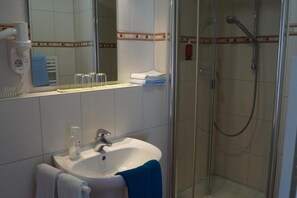 Douche, sèche-cheveux, serviettes fournies