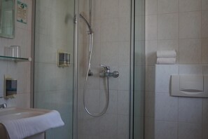 Shower, hair dryer, towels - Gasthof zur Traube (Konstanz)