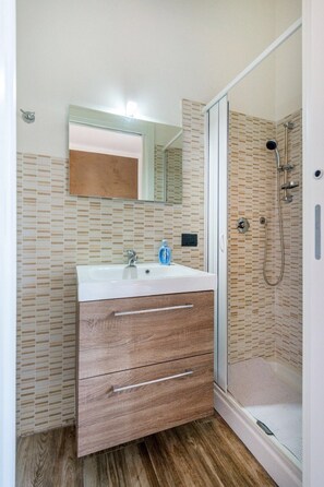 Quarto triplo | Banheiro | Chuveiro, secador de cabelo, bidê, toalhas de banho