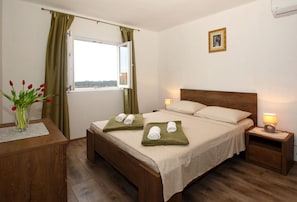 4 bedrooms, internet, bed sheets