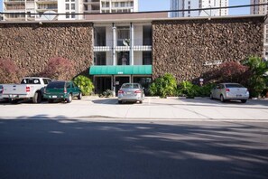 Exterior - Brand New Floors & Cabinets - Waikiki Close to Beaches and Shopping (Honolulu)