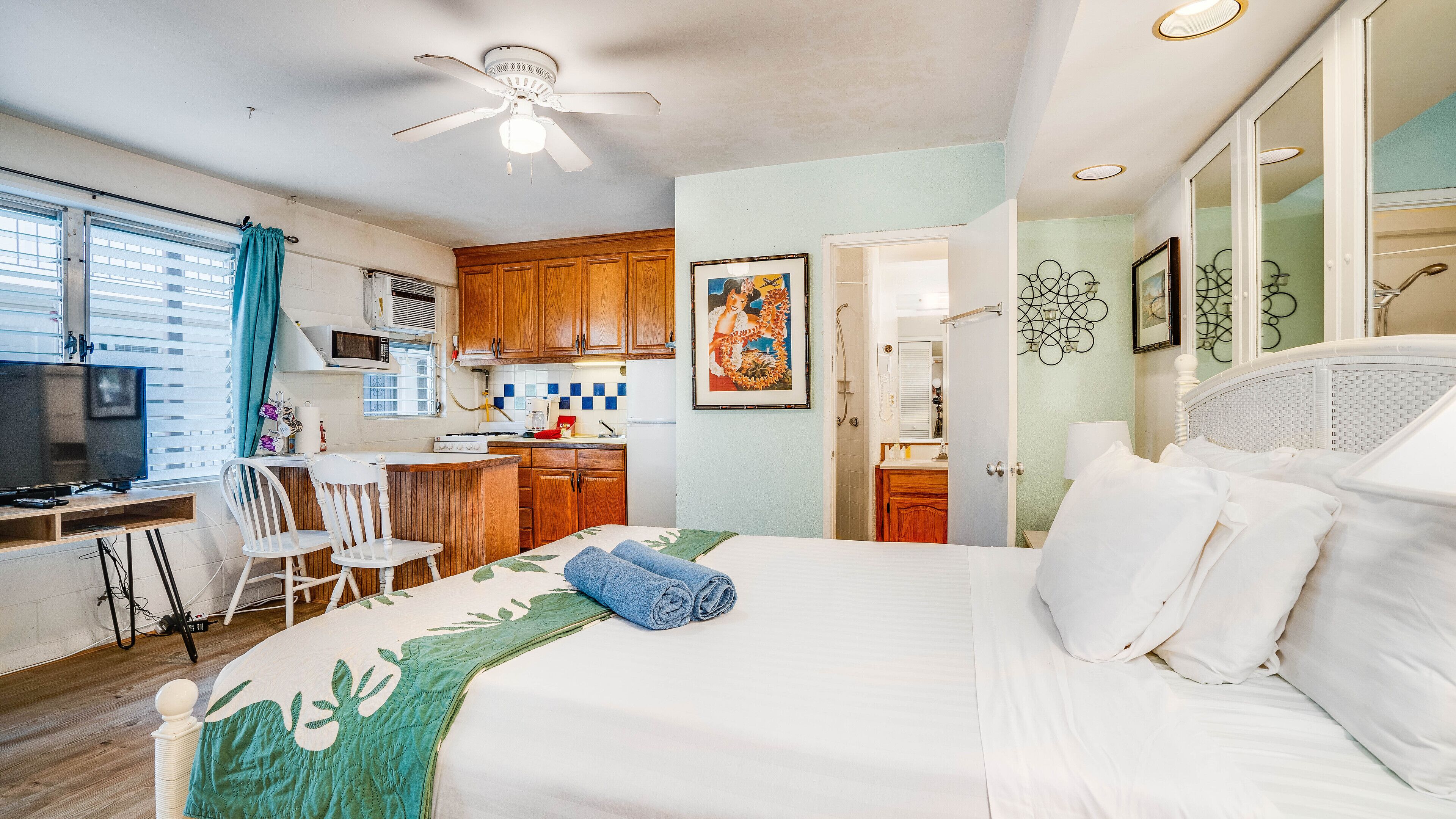 Una scrivania, ferro/asse da stiro, Wi-Fi, lenzuola