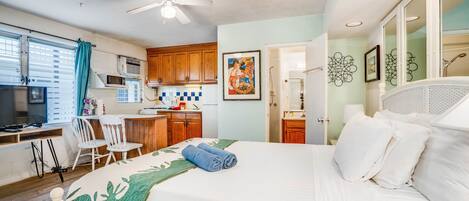 Escritorio, tabla de planchar con plancha, wifi y ropa de cama