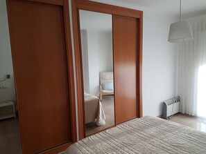 3 slaapkamers, een strijkplank/strijkijzer, wifi, beddengoed