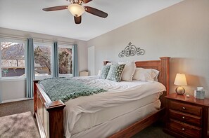 2 slaapkamers, een strijkplank/strijkijzer, reisbedje, gratis wifi