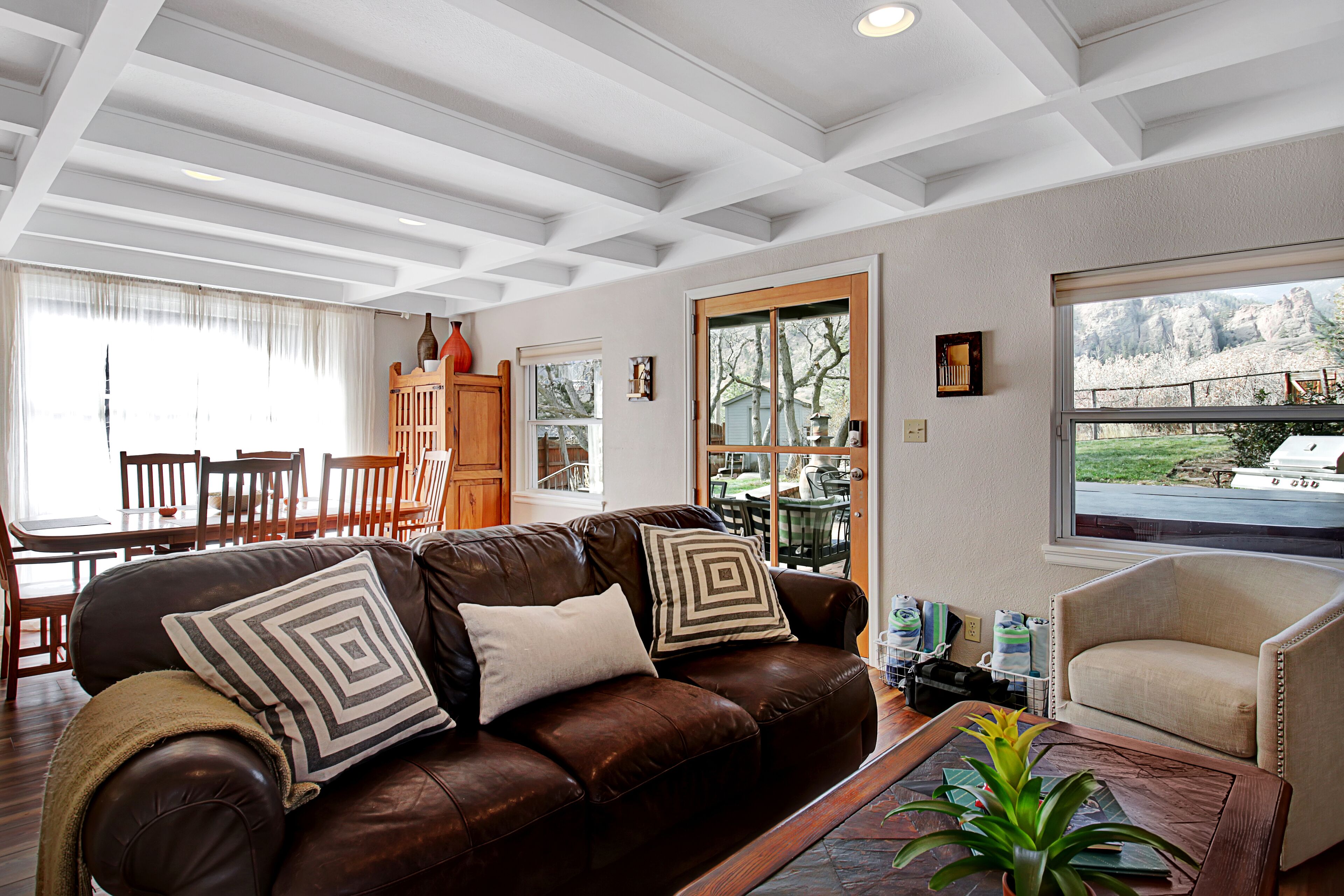 Smart-TV, Kamin, Bücher