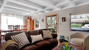 Smart-TV, Kamin, Bücher