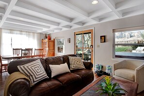 Een smart-tv, een open haard en boeken