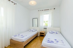 2 bedrooms, WiFi, bed sheets - Apartments Dubrovnik Airport - Two Bedroom Apartment with Shared Terrace (Cilipi)