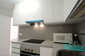 Fridge, microwave, oven, coffee/tea maker