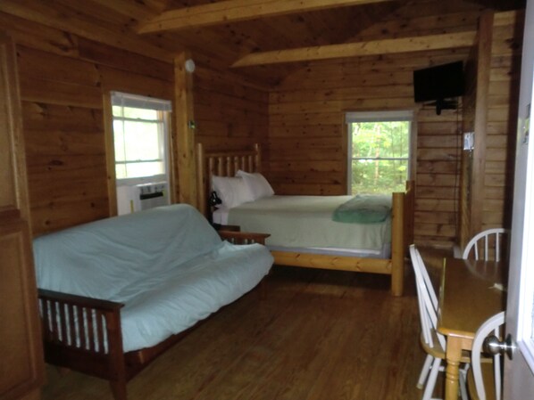 Schreibtisch, Reisekinderbett, kostenloses WLAN, Bettwäsche