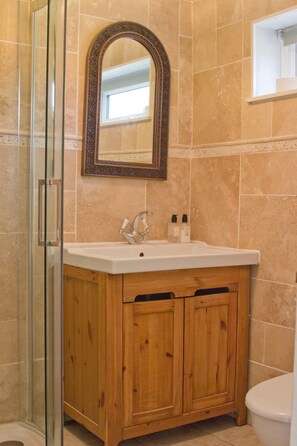 Douche, séchoir à cheveux, serviettes fournies, savon