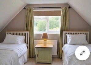 2 chambres, fer et planche à repasser, lit de bébé portatif