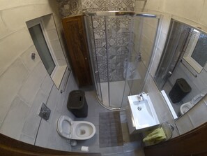 Haartrockner, Handtücher, Seife, Shampoo