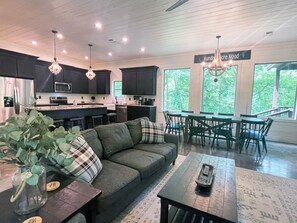 Smart TV, fireplace, video games, video library - Modern Secluded Retreat in Broken Bow: Luxury, Games & Nature Await! (Broken Bow)