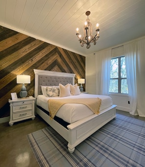 5 bedrooms, iron/ironing board, free WiFi, bed sheets - Modern Secluded Retreat in Broken Bow: Luxury, Games & Nature Await! (Broken Bow)