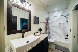 Combined shower/bathtub, hair dryer, towels, soap - Modern Secluded Retreat in Broken Bow: Luxury, Games & Nature Await! (Broken Bow)