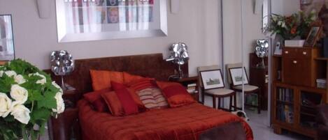 Een strijkplank/strijkijzer, wifi, beddengoed