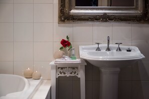 Duschwanne, Whirlpool, Haartrockner, Handtücher