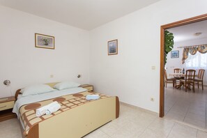 2 bedrooms, internet, bed sheets