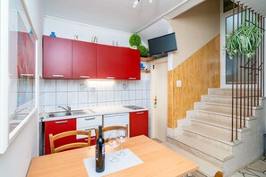 Kjøleskap, kokeplater, kaffetrakter/tekoker og brødrister