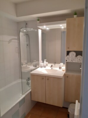 Ensemble douche/baignoire, sèche-cheveux, serviettes fournies