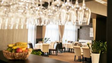 Colazione a buffet, servita tutte le mattine (8.90 EUR a persona)