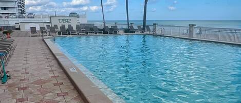 Alberca techada y alberca al aire libre