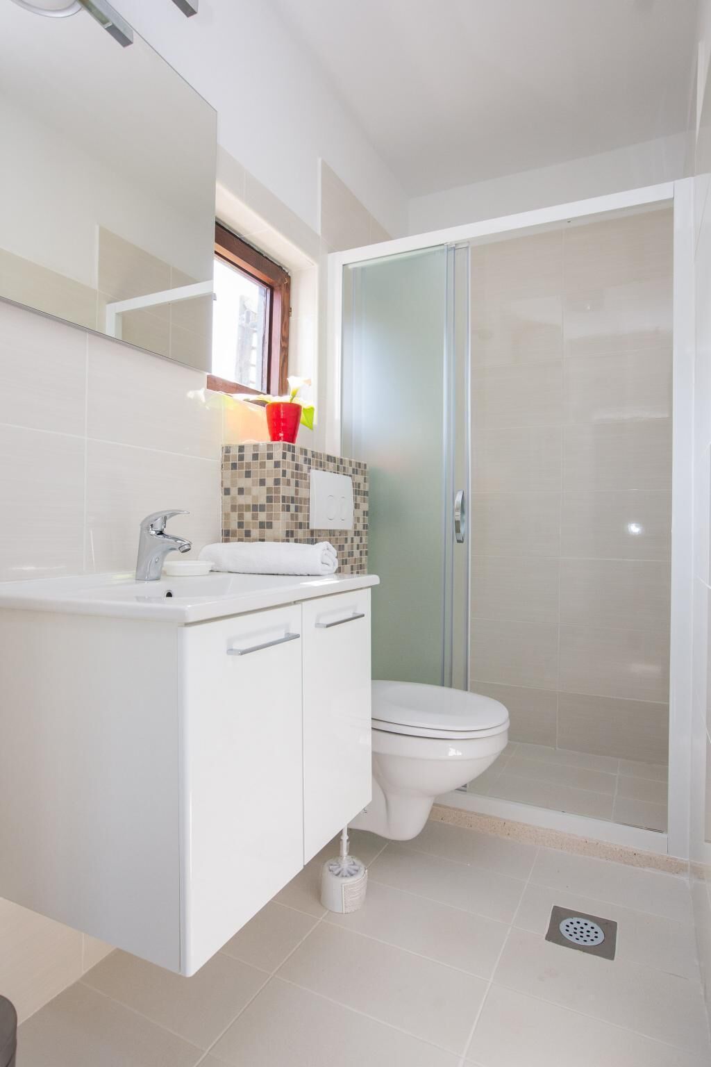 Articles de toilette gratuits, sèche-cheveux, serviettes fournies
