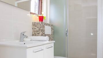 Articles de toilette gratuits, sèche-cheveux, serviettes fournies