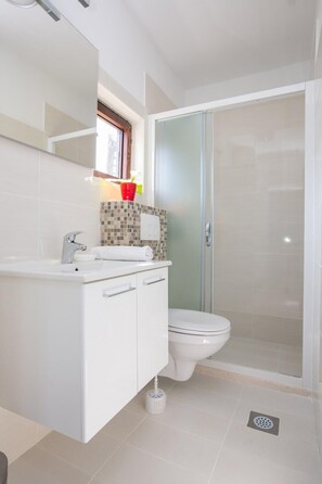 Articles de toilette (gratuits), séchoir à cheveux, serviettes fournies