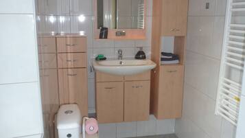 Un baño con inodoro, lavabo y espejo.