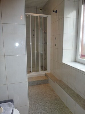 Comfort Double Room (Journee Printaniere) | Bathroom shower - Les Cigales Chambre d'Hote (Villafans)
