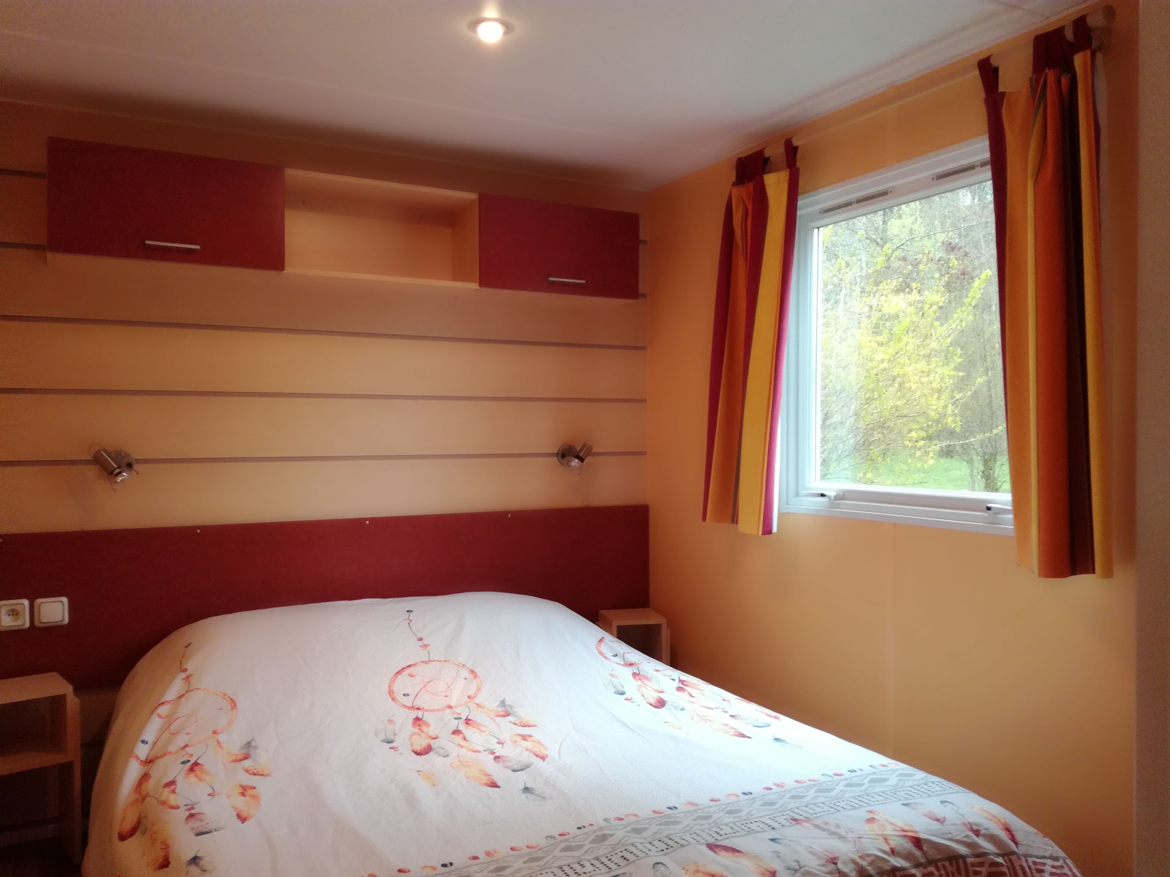 2 bedrooms, individually furnished, blackout curtains, cots/infant beds