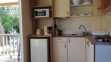 Mobile Home, Terrace | Private kitchenette | Fridge, microwave, stovetop, electric kettle
