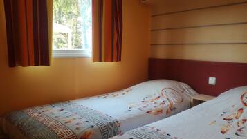 Mobil Karavan Klasik | 2 kamar tidur dan dilengkapi dengan perabotan berbeda-beda