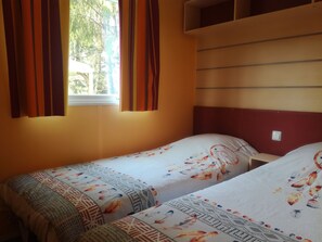 Classic Mobile Home | 2 bedrooms, individually furnished, blackout drapes, cribs/infant beds - Camping de Fléchat (Orcival)