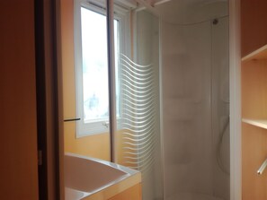 Classic Mobile Home | Bathroom | Shower, hair dryer, towels, soap