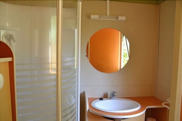 Koawa Pavillon Classic Chalet 30m² Clim TV | Salle de bain | Serviettes fournies