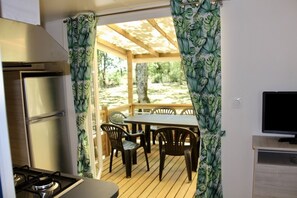 Premium stacaravan, 2 slaapkamers | Terras