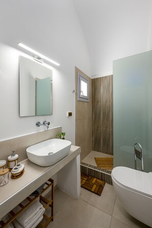 Hair dryer, towels, soap, shampoo - Spectacular view of Santorini's caldera, volcano and sunset (santorini)
