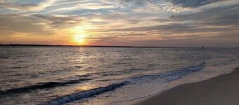 Waterfront Complex , Poolside, Ground-Floor, & New King Bed