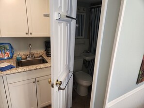 Réfrigérateur, micro-ondes, plaque de cuisson, cafetière/bouilloire