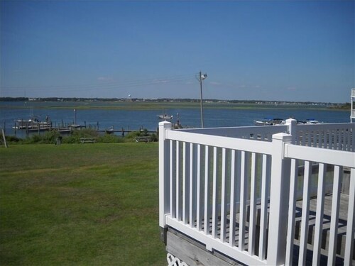 Rannalla, uima-altaan yksikkö 115, pohjakerros, king-vuode, veneiden käynnistys- / telakka, + WiFi