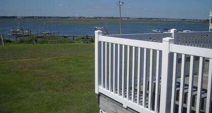 Rannalla, uima-altaan yksikkö 115, pohjakerros, king-vuode, veneiden käynnistys- / telakka, + WiFi